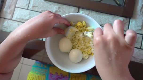沸騰した卵を粉砕する 自宅で料理する — ストック動画