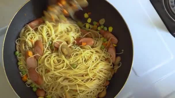 Lokale Lifestyle Hausfrau Kocht Hause Gebratene Nudeln Zum Mittagessen — Stockvideo