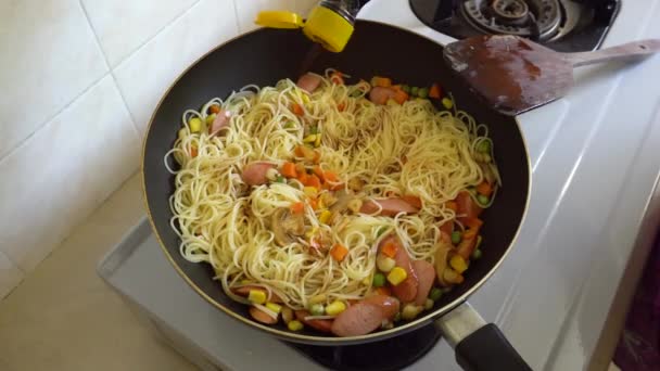 当地的生活方式家庭主妇在家里做油炸面条当午餐 — 图库视频影像