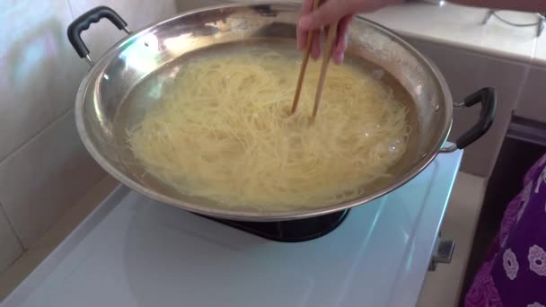 Lokale Lifestyle Hausfrau Kocht Spaghetti — Stockvideo