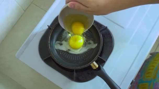 Casalinga Locale Che Cucina Uovo Fritto Padella Ferro — Video Stock