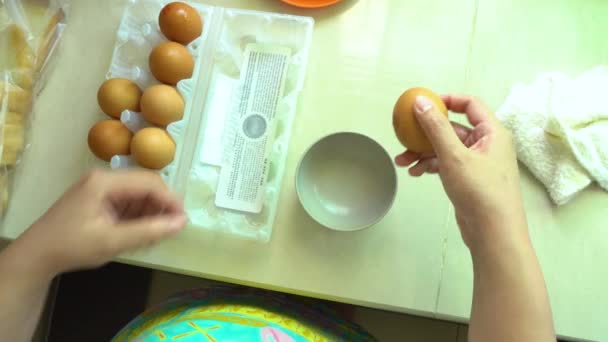 女士的手把新鲜鸡蛋放在碗上 — 图库视频影像