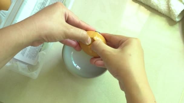 Леді Рука Розбиває Свіже Яйце Мисці — стокове відео