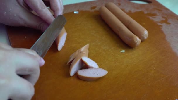 Casalinga Affettare Una Salsiccia Cruda Sul Tagliere — Video Stock