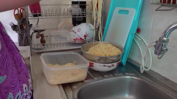 Dona Casa Cozinhar Espaguete Cozinha — Vídeo de Stock