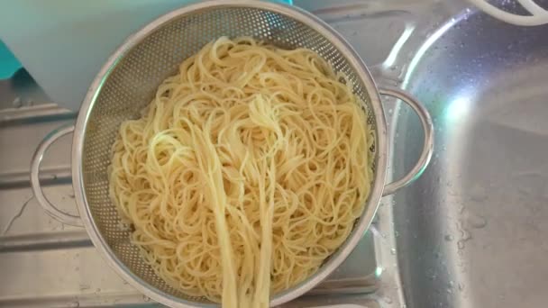 Hospodyňky Vaření Špagety Kuchyni — Stock video