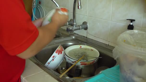 Mão Homem Fazendo Trabalho Casa Lavando Pratos Mão Uma Pia — Vídeo de Stock