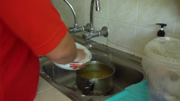 Uomo Mano Facendo Lavori Domestici Lavare Piatti Mano Lavandino — Video Stock