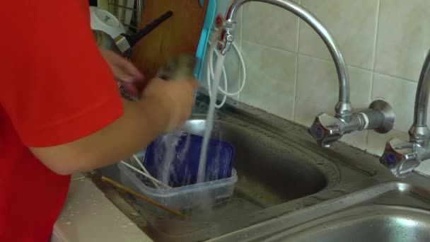Człowiek Ręka Robi Prace Domowe Mycie Naczyń Ręcznie Zlewie — Wideo stockowe