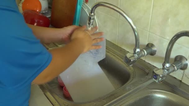Uomo Mano Facendo Lavori Domestici Lavare Piatti Mano Lavandino — Video Stock