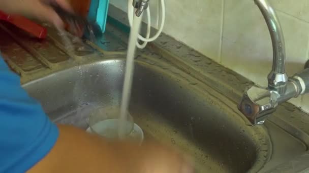 Mão Homem Fazendo Trabalho Casa Lavando Pratos Mão Uma Pia — Vídeo de Stock