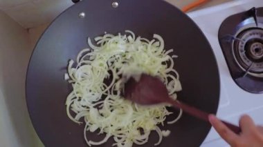 Tavada kızartılmış soğan görüntüsü.