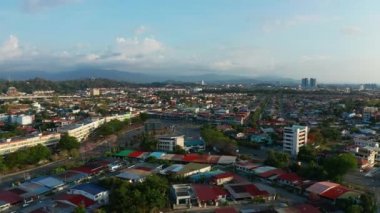 Koronavirüs salgını nedeniyle hava yoluyla Sessizlik Şehri ve çok az araç Kota Kinabalu CIty, Sabah, Malezya 'dan geçmektedir. Yollar boş, trafik yok. 4k