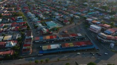 Koronavirüs salgını nedeniyle hava yoluyla Sessizlik Şehri ve çok az araç Kota Kinabalu CIty, Sabah, Malezya 'dan geçmektedir. Yollar boş, trafik yok. 4k