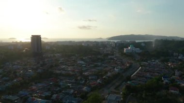 Koronavirüs salgını nedeniyle hava yoluyla Sessizlik Şehri ve çok az araç Kota Kinabalu CIty, Sabah, Malezya 'dan geçmektedir. Yollar boş, trafik yok. 4k