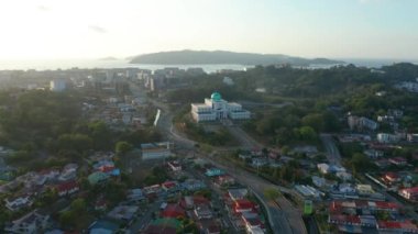 Koronavirüs salgını nedeniyle hava yoluyla Sessizlik Şehri ve çok az araç Kota Kinabalu CIty, Sabah, Malezya 'dan geçmektedir. Yollar boş, trafik yok. 4k