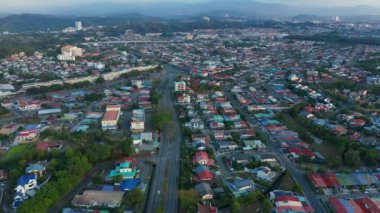 Koronavirüs salgını nedeniyle hava yoluyla Sessizlik Şehri ve çok az araç Kota Kinabalu CIty, Sabah, Malezya 'dan geçmektedir. Yollar boş, trafik yok. 4k