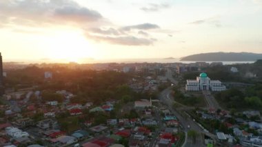 Koronavirüs salgını nedeniyle hava yoluyla Sessizlik Şehri ve çok az araç Kota Kinabalu CIty, Sabah, Malezya 'dan geçmektedir. Yollar boş, trafik yok. 4k