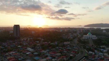 Koronavirüs salgını nedeniyle hava yoluyla Sessizlik Şehri ve çok az araç Kota Kinabalu CIty, Sabah, Malezya 'dan geçmektedir. Yollar boş, trafik yok. 4k