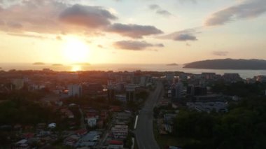 Koronavirüs salgını nedeniyle hava yoluyla Sessizlik Şehri ve çok az araç Kota Kinabalu CIty, Sabah, Malezya 'dan geçmektedir. Yollar boş, trafik yok. 4k