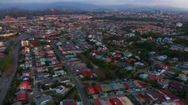 Koronavirüs salgını nedeniyle hava yoluyla Sessizlik Şehri ve çok az araç Kota Kinabalu CIty, Sabah, Malezya 'dan geçmektedir. Yollar boş, trafik yok. 4k