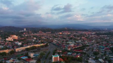 Koronavirüs salgını nedeniyle hava yoluyla Sessizlik Şehri ve çok az araç Kota Kinabalu CIty, Sabah, Malezya 'dan geçmektedir. Yollar boş, trafik yok. 4k