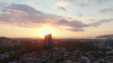 Koronavirüs salgını nedeniyle hava yoluyla Sessizlik Şehri ve çok az araç Kota Kinabalu CIty, Sabah, Malezya 'dan geçmektedir. Yollar boş, trafik yok. 4k