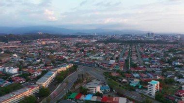 Koronavirüs salgını nedeniyle hava yoluyla Sessizlik Şehri ve çok az araç Kota Kinabalu CIty, Sabah, Malezya 'dan geçmektedir. Yollar boş, trafik yok. 4k