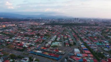 Koronavirüs salgını nedeniyle hava yoluyla Sessizlik Şehri ve çok az araç Kota Kinabalu CIty, Sabah, Malezya 'dan geçmektedir. Yollar boş, trafik yok. 4k