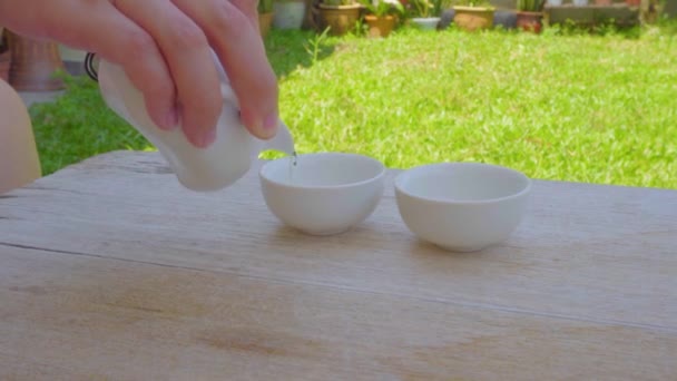 中国女人的手在中国茶道上倒茶 — 图库视频影像