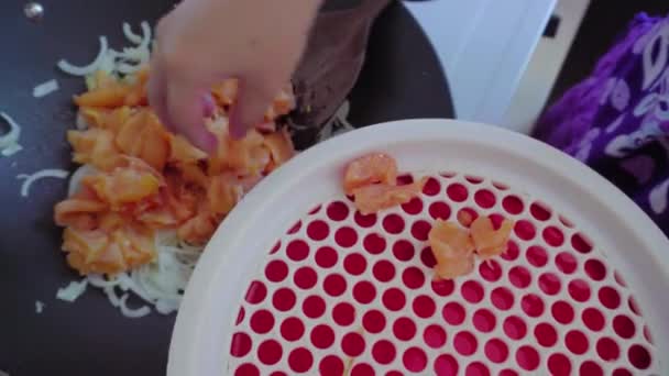 Mujer Cocinar Pollo Con Cebollas Grandes — Vídeos de Stock