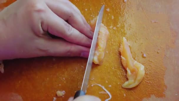 Las Manos Mujer Con Cuchillo Cortan Delicado Filete Pollo Tabla — Vídeos de Stock