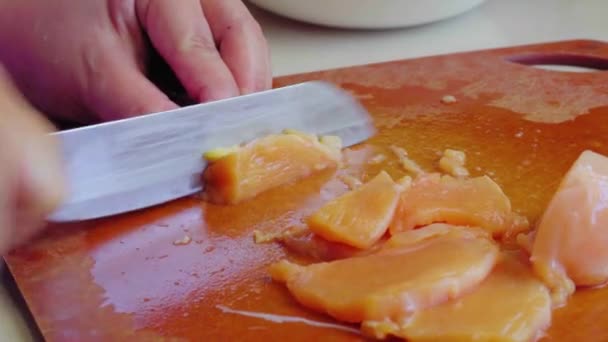 Kadının Elleri Bıçakla Ince Bir Tavuk Filetosunu Kesiyor Masada Tavuk — Stok video
