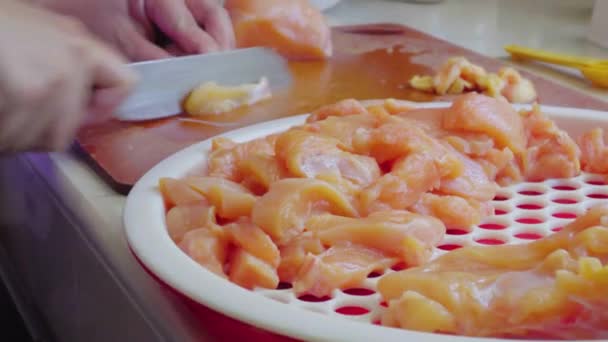 Kadının Elleri Bıçakla Ince Bir Tavuk Filetosunu Kesiyor Masada Tavuk — Stok video