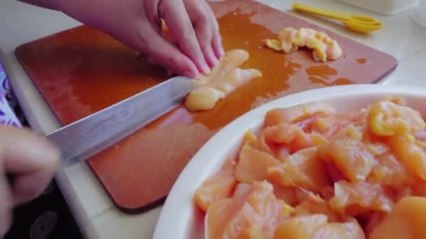 Las Manos Mujer Con Cuchillo Cortan Delicado Filete Pollo Tabla — Vídeos de Stock