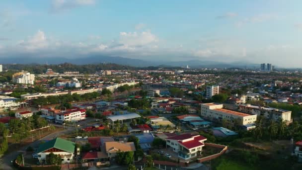 Footage Aerial Silence City Dan Beberapa Mobil Melewati Jalan Jalan — Stok Video