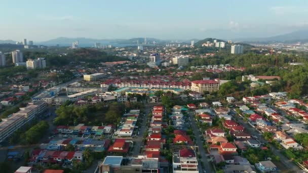 在马来西亚沙巴州Kota Kinabalu City 由于科塔 基纳巴卢流感大流行而被封锁期间 寂静城的空中录像和很少有汽车穿过相当多的街道 空荡荡的道路 没有交通 — 图库视频影像