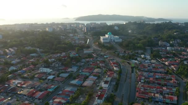 Filmagem Aérea Cidade Silence Poucos Carros Passam Por Ruas Kota — Vídeo de Stock