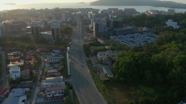 Filmagem Aérea Cidade Silence Poucos Carros Passam Por Ruas Kota — Vídeo de Stock