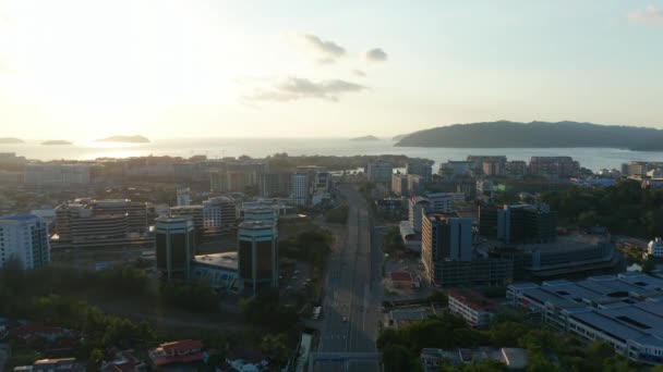 Luftoptagelser Silence City Biler Passerer Gennem Ganske Streets Kota Kinabalu – Stock-video