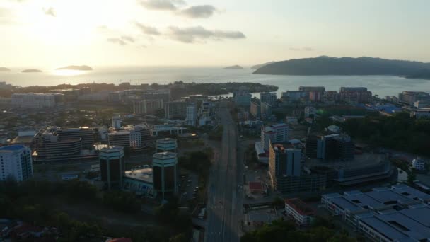 Footage Aerial Silence City Dan Beberapa Mobil Melewati Jalan Jalan — Stok Video