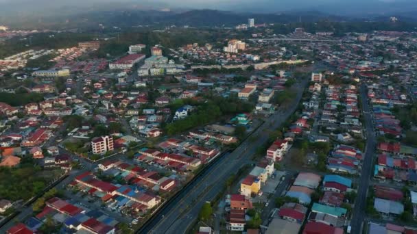 Filmagem Aérea Cidade Silence Poucos Carros Passam Por Ruas Kota — Vídeo de Stock