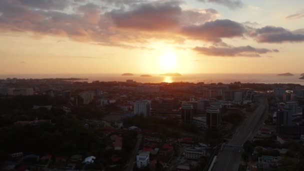 Filmagem Aérea Cidade Silence Poucos Carros Passam Por Ruas Kota — Vídeo de Stock