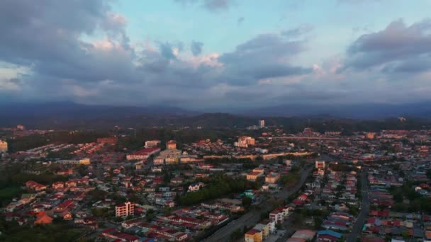 Footage Aerial Silence City Dan Beberapa Mobil Melewati Jalan Jalan — Stok Video