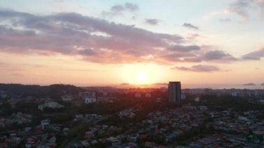 Koronavirüs salgını nedeniyle hava yoluyla Sessizlik Şehri ve çok az araç Kota Kinabalu CIty, Sabah, Malezya 'dan geçmektedir. Yollar boş, trafik yok. 4k