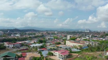 Koronavirüs salgını nedeniyle hava yoluyla Sessizlik Şehri ve çok az araç Kota Kinabalu CIty, Sabah, Malezya 'dan geçmektedir. Yollar boş, trafik yok. 4k