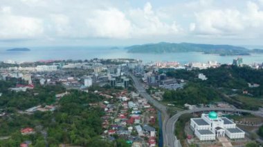 Koronavirüs salgını nedeniyle hava yoluyla Sessizlik Şehri ve çok az araç Kota Kinabalu CIty, Sabah, Malezya 'dan geçmektedir. Yollar boş, trafik yok. 4k