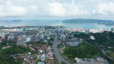 Coronavirus salgını nedeniyle, Hava Sessizliği Şehri ve çok az araç Luyang Kota Kinabalu, Sabah, Malezya 'da oldukça az sayıda caddeden geçmektedir. Yollar boş, trafik yok. 4k
