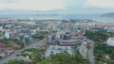 Coronavirus salgını nedeniyle, Hava Sessizliği Şehri ve çok az araç Luyang Kota Kinabalu, Sabah, Malezya 'da oldukça az sayıda caddeden geçmektedir. Yollar boş, trafik yok. 4k