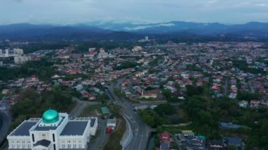 Koronavirüs salgını nedeniyle hava yoluyla Sessizlik Şehri ve çok az araç Kota Kinabalu CIty, Sabah, Malezya 'dan geçmektedir. Yollar boş, trafik yok. 4k